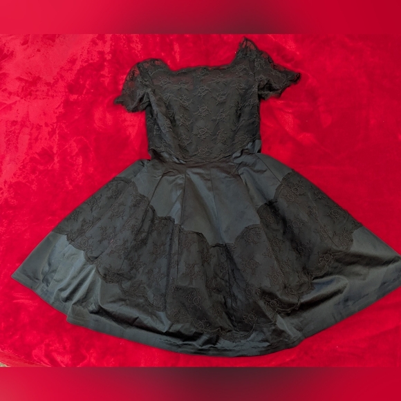 Elegant Black Satin and Lace Fit-and-Flare Dress - Picture 9 of 9